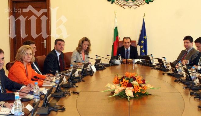 Правителството ни щяло да балансира между Русия и Украйна