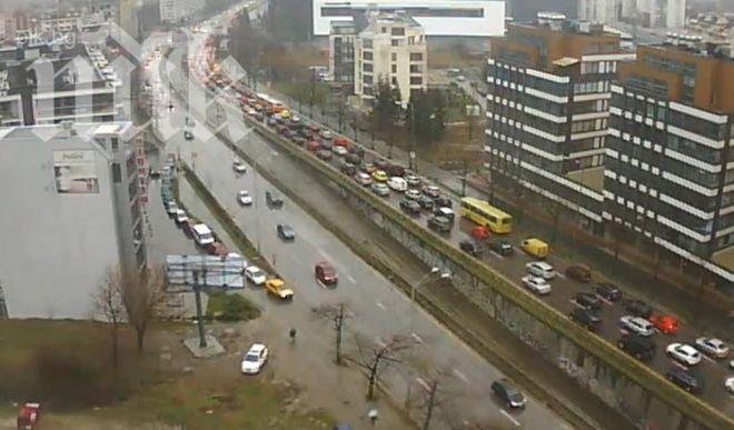 София пак е блокирана от огромни задръствания