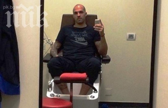 Ники Михайлов си лакира краката