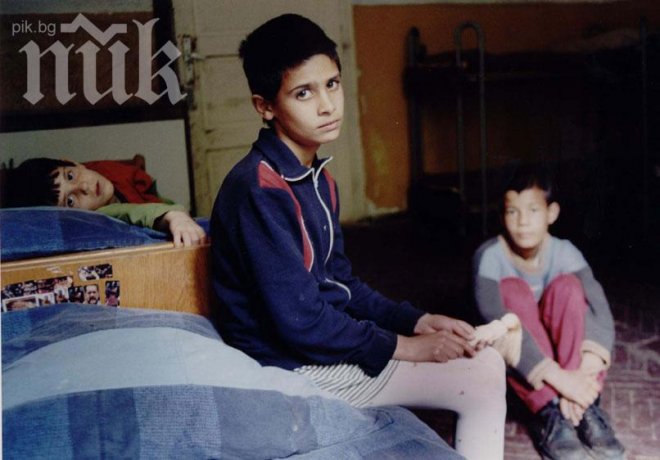 Родители връщат осиновени сирачета