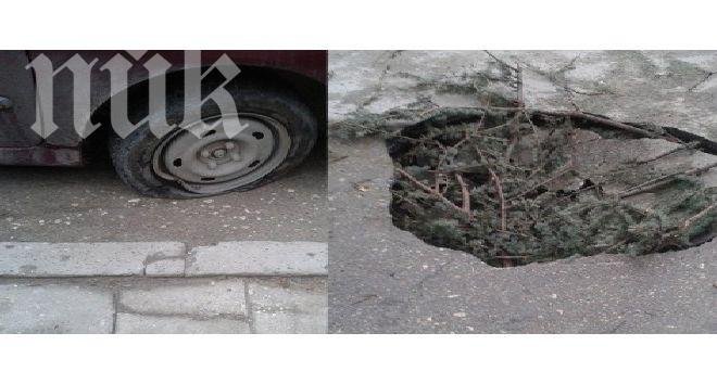Огромна дупка във Варна погълна кола (снимки)