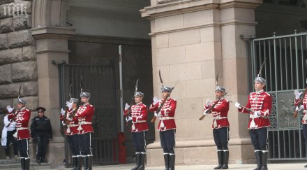 две гвардейки застават пост президенството