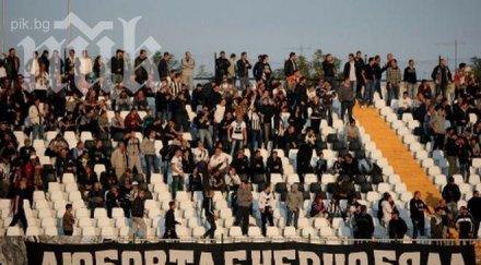 екшън лаута вадят пистолет фен