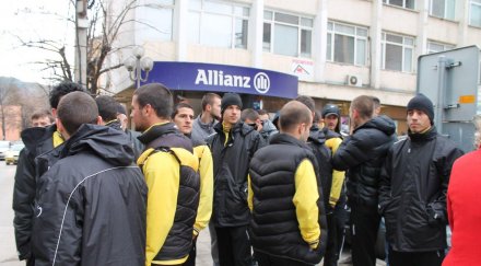 футболистите миньор перник протестираха откриването регионалния офис абв видео