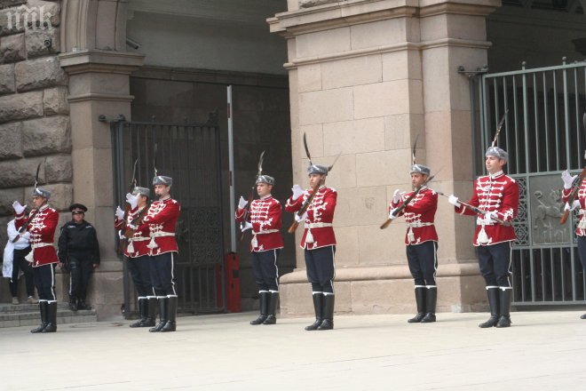 Две гвардейки застават на пост пред президенството