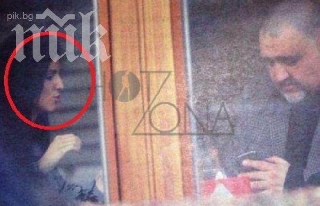 Еротика! Павел Чернев щракнат с младо гадже в леглото! Мацката позира чисто гола (снимки 18 +)