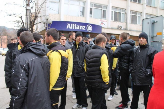 Футболистите на Миньор Перник протестираха на откриването на регионалния офис на АБВ (видео)