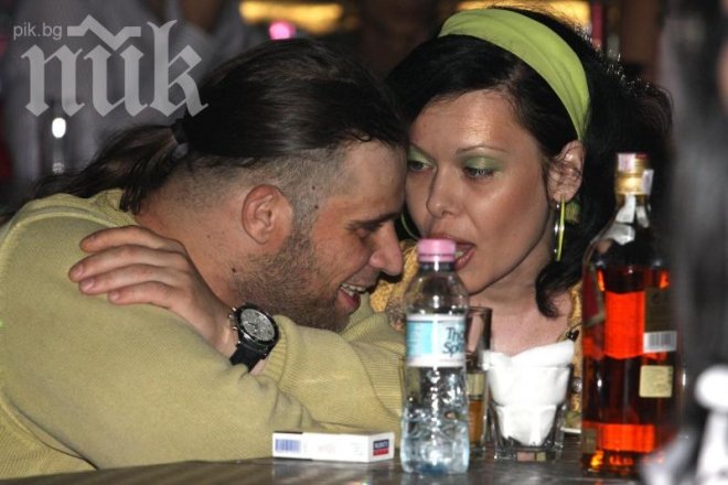 Скандалната журналистка Албена Вулева се пропи, омита по 1 л. вино на ден