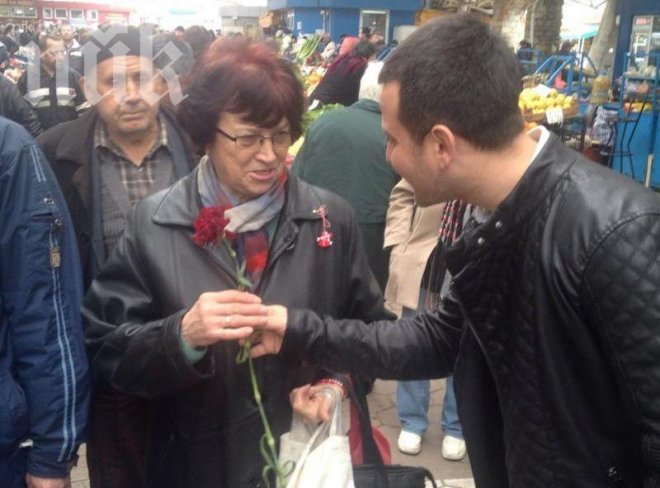 Младежи от ДПС подариха цветя на кърджалийки за 8 март