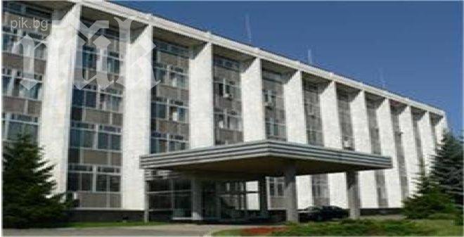 Русофили и русофоби се надвикват пред Руското посолство в София