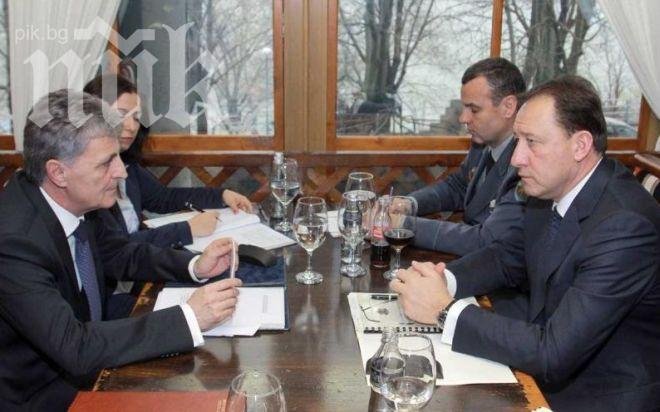 Военните министри на България и Румъния обсъдиха взаимодействието си в НАТО