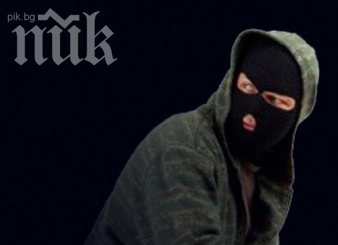 Маскиран тийнейджър краде заради кредит