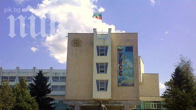 Кандидат-студенти държат изпити по български език и география в УНСС