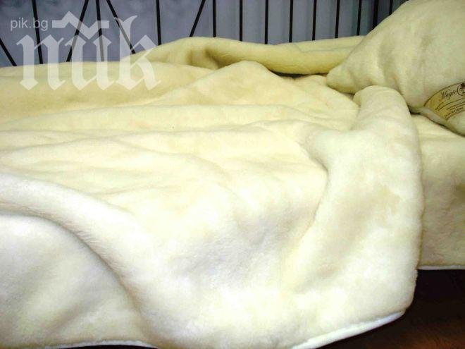 Крадци завиха с одеяло старица, за да не гледа обира, за малко да я задушат