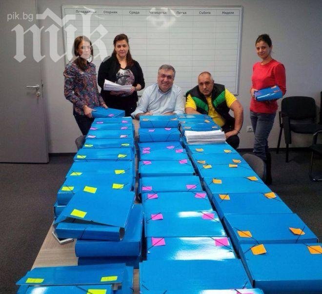 Бойко предаде на проф. Близнашки 500 хиляди подписа за референдум