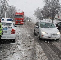 Апокалипсис! Непочистеният сняг причини 3 катастрофи на пътя София-Самоков. Шофьорите бесни! Къде е некадърникът Христов?