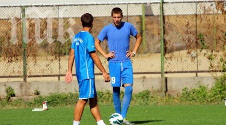 нефтохимик привлече нападател левски