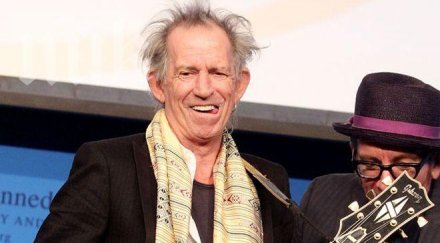 велик китарист ролинг стоунс пише книга деца