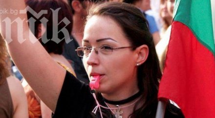 протестират двора заради политически уволнения