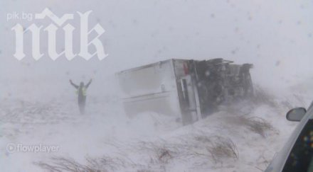 стихия бурният вятър преобърна микробус пътници камион снимки