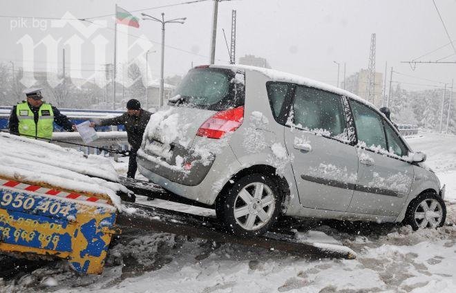 Транспортен ад в Хасковско! Снегът предизвика серия от катастрофи (снимки)