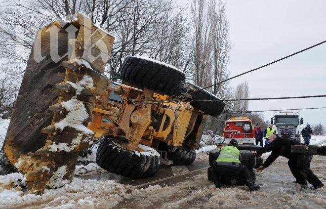 Автовоз изпусна 30-тонна фадрома, инцидентът затвори пътя Хасково-Димитровград (снимки)