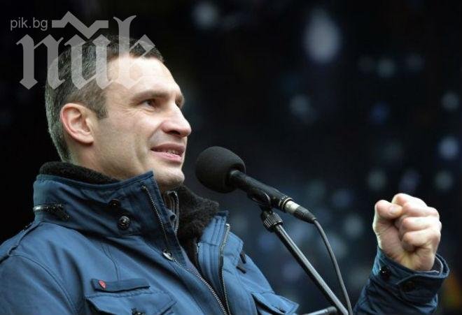 Замерваха с яйца Виталий Кличко