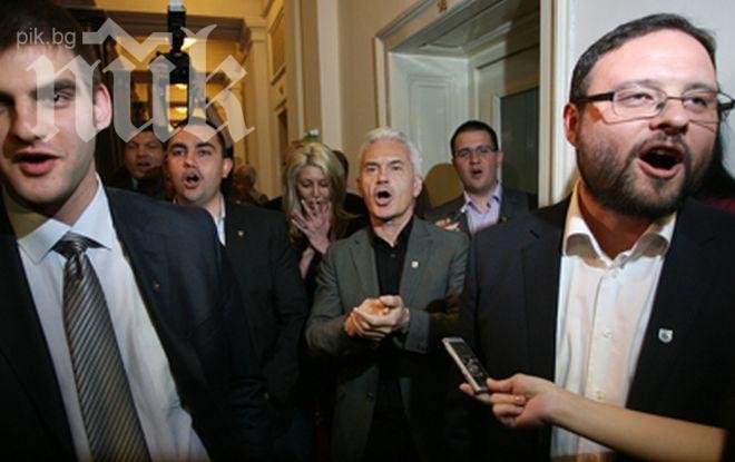 Цялата парламентарна група на Атака е пред Следствието, за да подкрепи Волен