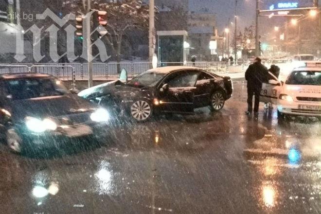 Страшно меле в снега в София! 7 коли се нанизаха на бул. Тодор Александров, има ранени (снимки)