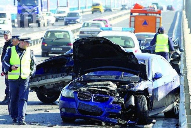 Екип на Нова тв катастрофира на път за Севлиево, лекари преглеждат журналистите