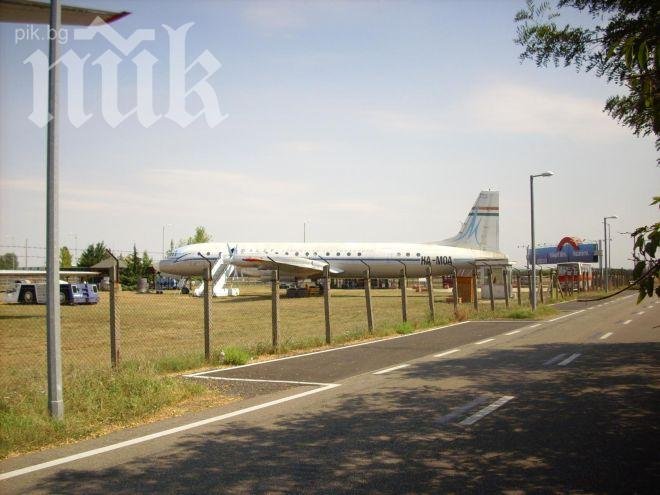 Руски военни завзеха летище в Крим