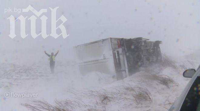 Стихия! Бурният вятър преобърна микробус с пътници и камион! (снимки)