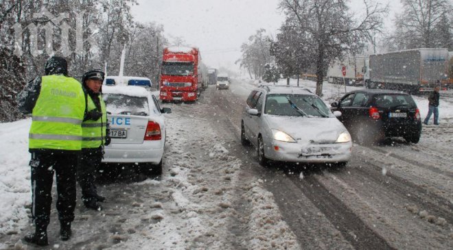 Апокалипсис! Непочистеният сняг причини 3 катастрофи на пътя София-Самоков. Шофьорите бесни! Къде е некадърникът Христов?