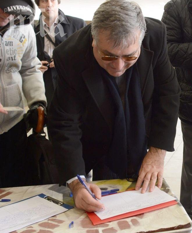 Подписката на проф. Близнашки за референдума ще бъде внесена с шествие на протестиращи