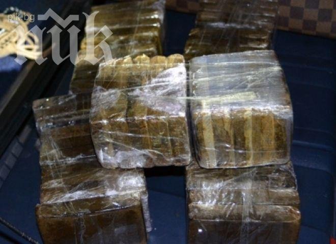 Два тона хашиш откриха на испански плаж