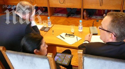 пик скандален зам министър протеже доган играе тетрис парламентарен контрол уникални снимки