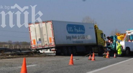 тир катастрофира разлив гориво снимки