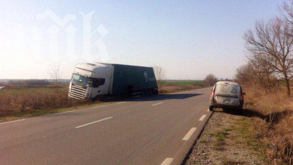 ТИР пропадна в канавка край Ямбол (снимки)