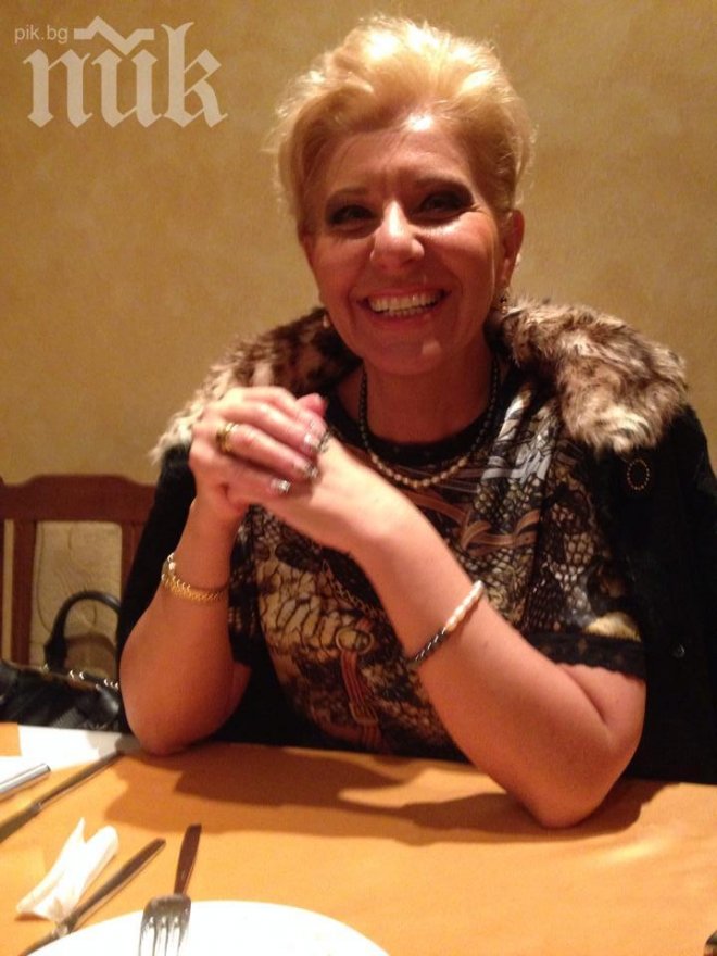 Майката на Антония Петрова се фука с диамантен пръстен (снимки)