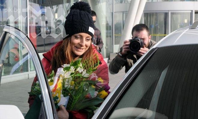 Сани Жекова влюбена до уши, споделя общ дом с приятеля си!