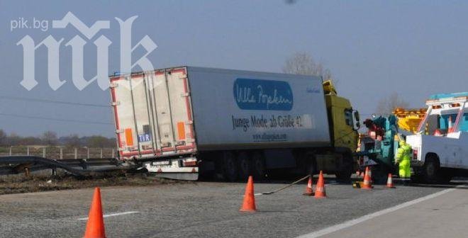 ТИР катастрофира, има разлив на гориво (снимки)