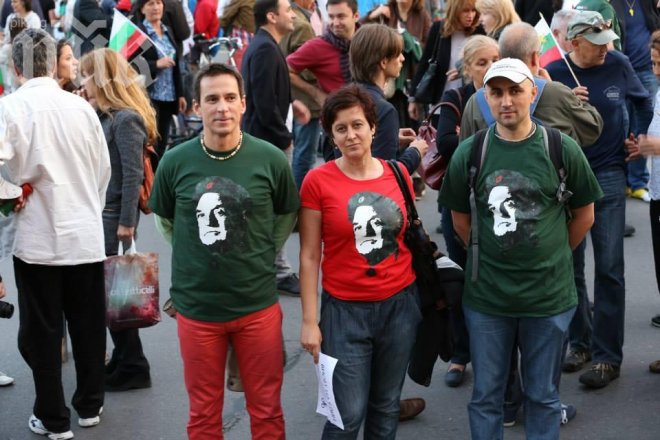 Би Ти Ви плюе Лафка, после й пуска реклама. Протестна мрежа плюе КТБ, после купува акции там. Принципни хора!