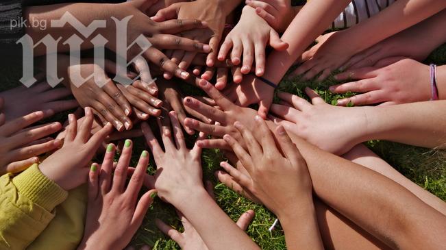 Трогателно! Приятелките на болна от рак жена разплакаха света! (видео)