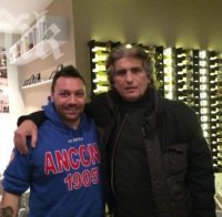 Лео храни Тото Кутуньо с ягоди