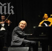 Ричард Клайдерман учи българчета на пиано
