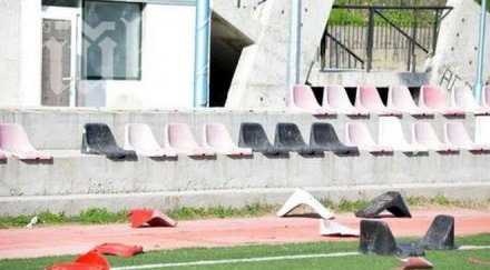 неизвестни вандали трошат седалки лаута