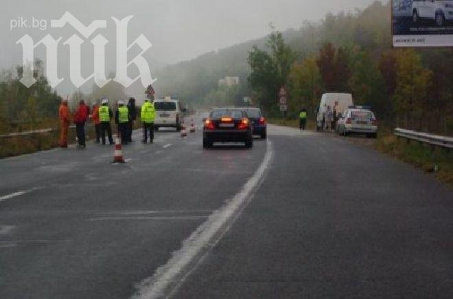 Кошмар на магистрала Хемус! Кола пламна в движение! Трафикът е парализиран, стотици коли са в капан!