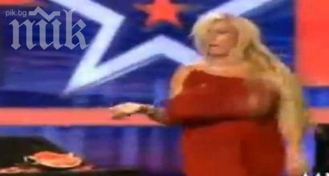 Ето на това се казва мацка с железен бюст! Вижте как троши дини с цици! (видео)