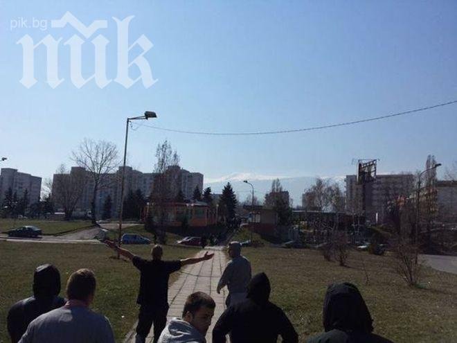 Става горещо! Червени фенове гонят левскари из София (снимка)