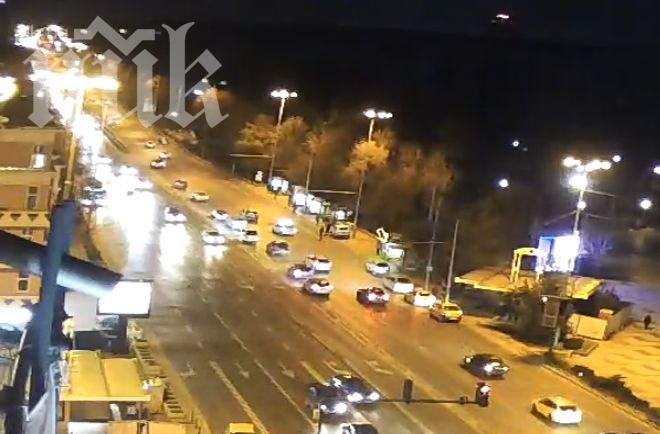 Откараха блъснат на Орлов мост младеж, искал да пресече булеварда (обновена)